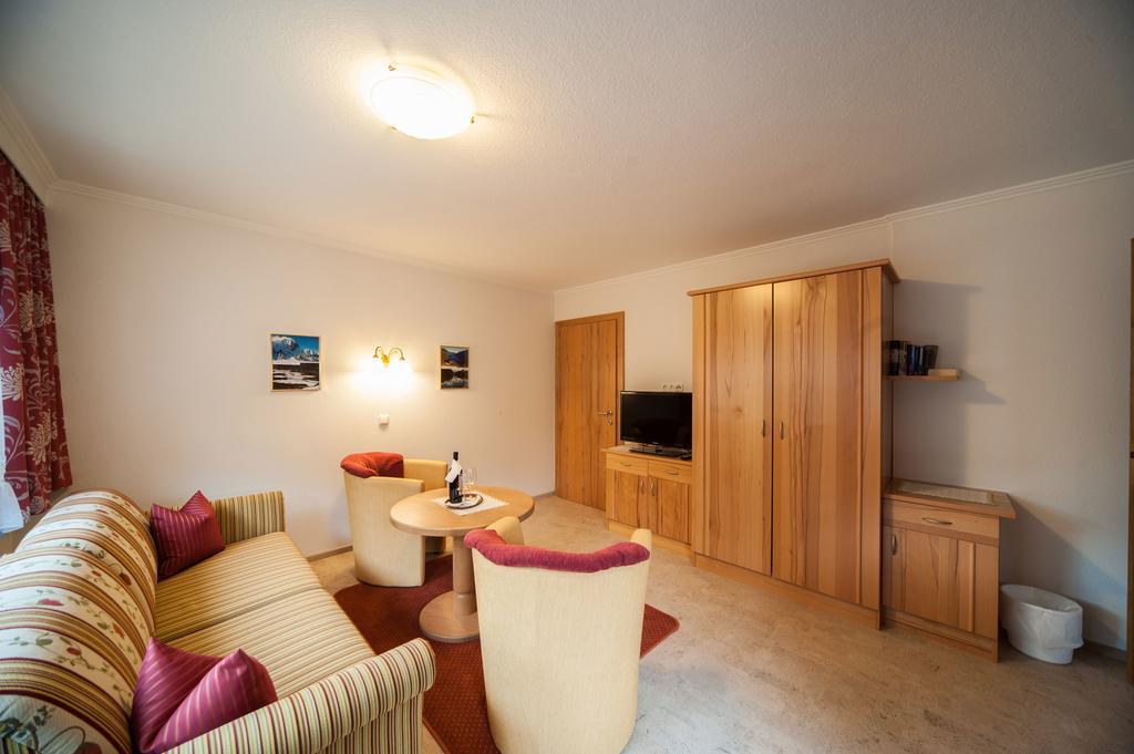 Hotel Garni Waldhof - Wohlfuehlen Am Lech Stanzach Kültér fotó